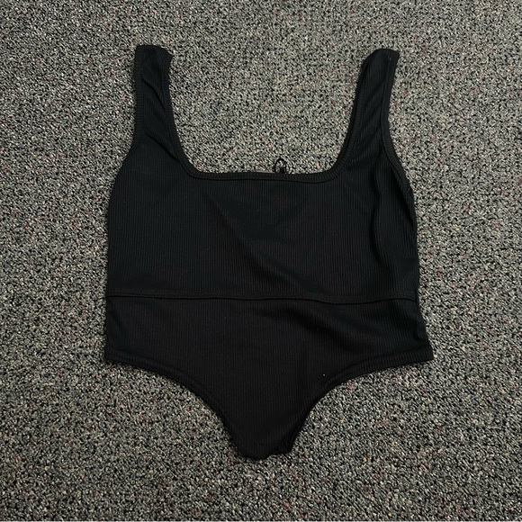 PRETTYLITTLETHING Black Ribbed Cropped Tank Top Sleeveless Casual Shirt Dip Hem - Picture 8 of 16